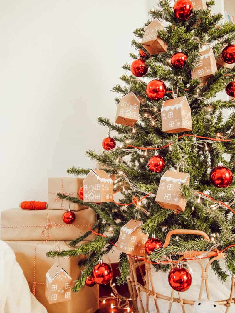 How to Decorate an Eco-Friendly Christmas Tree